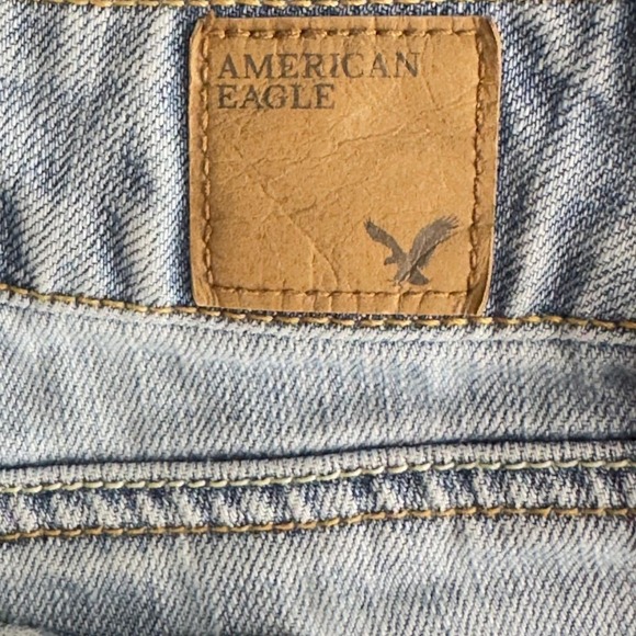 American Eagle Women's Short Distressed Denim Raw Hem Light Wash Size 4 - Picture 5 of 6